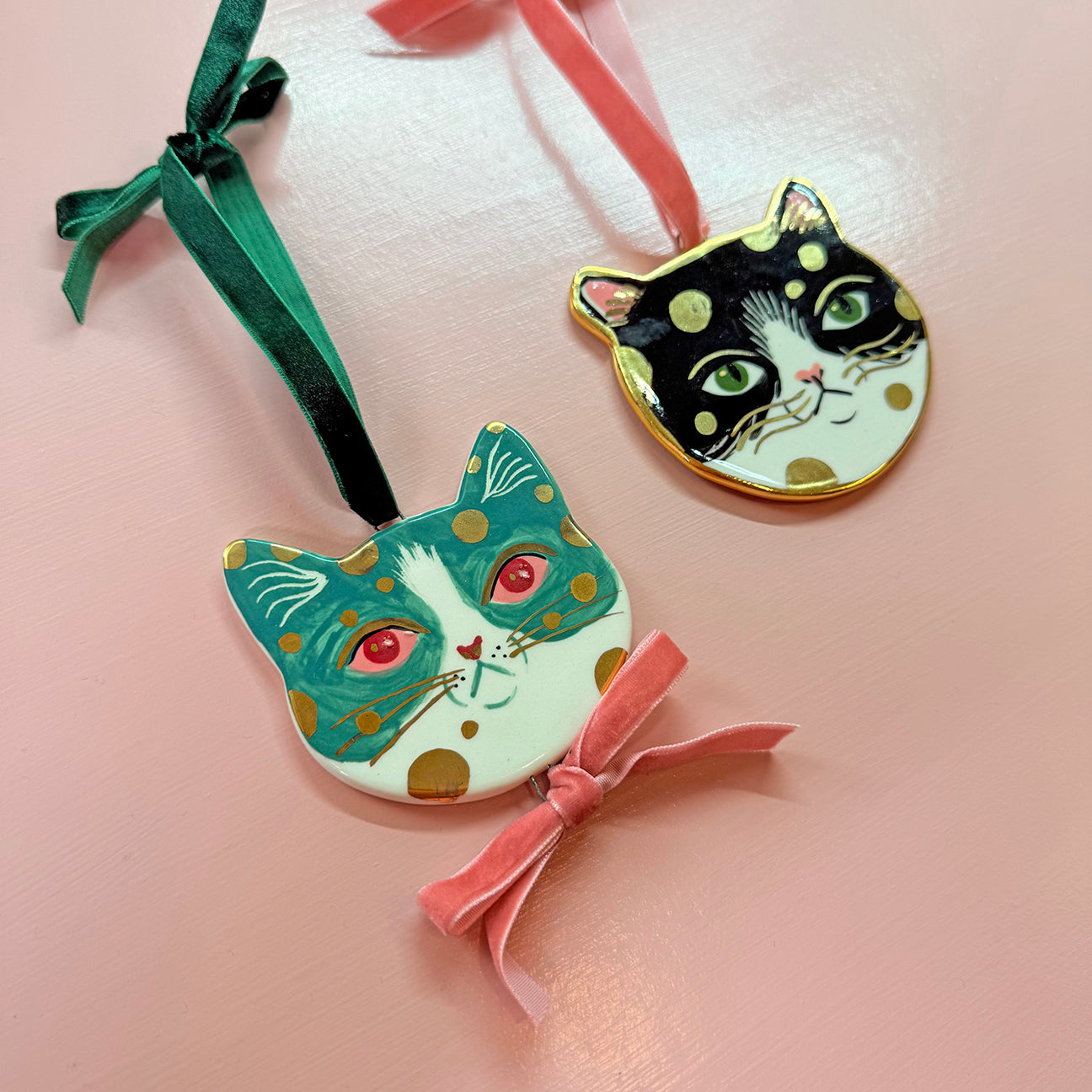 PORCELAIN ORNAMENT - GOLD DOTS CATS