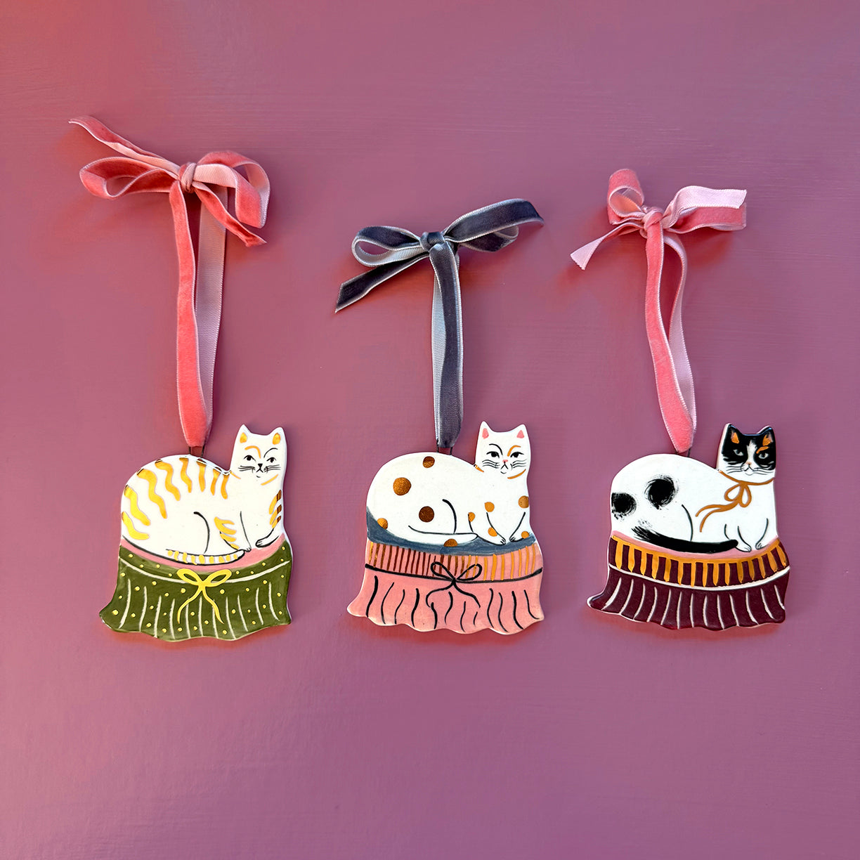 PORCELAIN ORNAMENT -  THRONE KITTIES